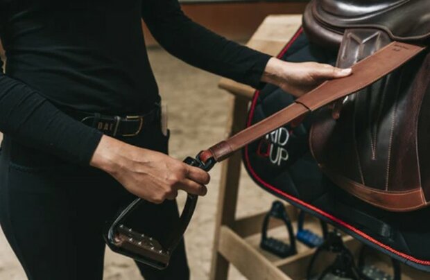 Rid&rsquo;Up monobeugelriemen &ndash; innovatieve stijgbeugelriemen met verstelbare beschermhoes