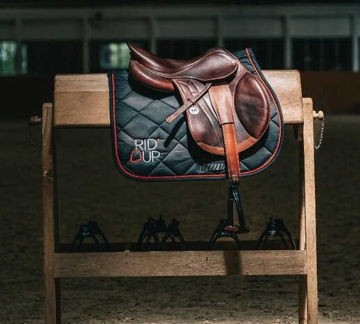 Rid&rsquo;Up monobeugelriemen &ndash; innovatieve stijgbeugelriemen met verstelbare beschermhoes