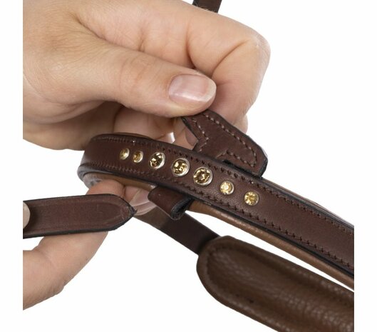 Compleet hoofdstel Aradis Gull met Engelse neusriem &ndash; bruin geolied leer met gouden accenten op = op